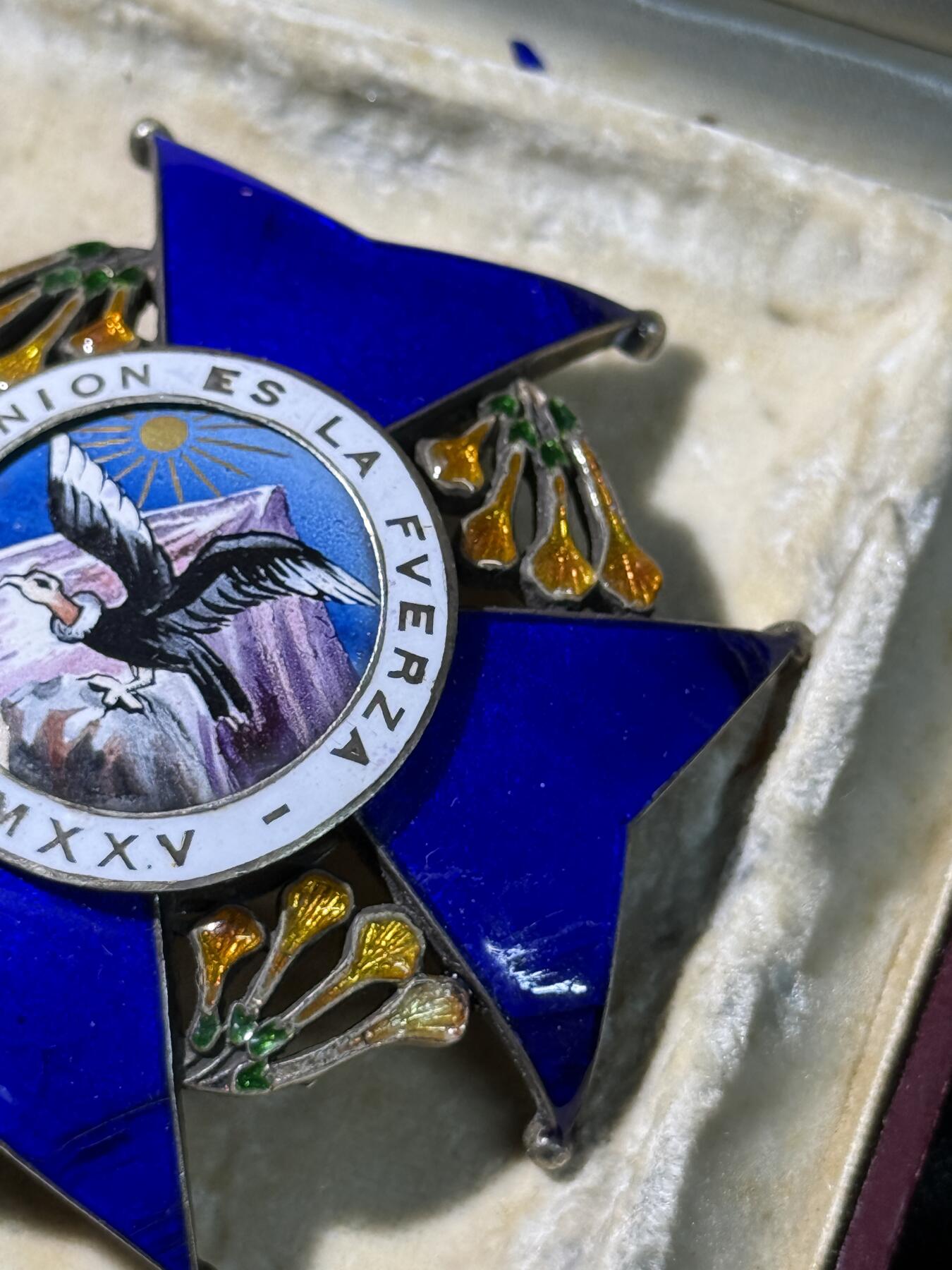 欢庆春节！戎马世界章牌大赏第111期春节大拍 玻利维亚安第斯秃鹫勋章星芒章，银制，法国亚瑟贝特朗制造，珐琅有损