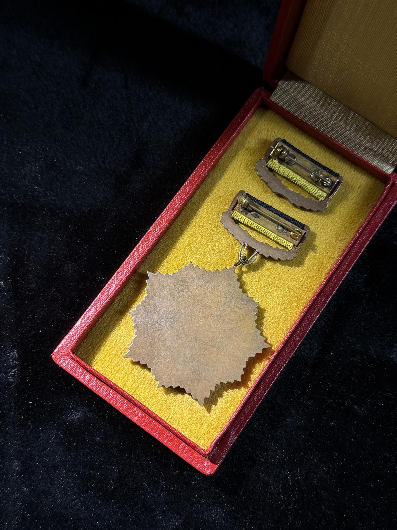 欢庆春节！戎马世界章牌大赏第111期春节大拍 东德铜级祖国功勋勋章，盒略齐全，早期手提挂版