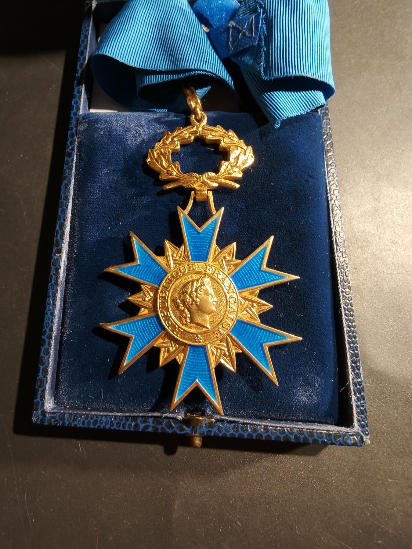 老王徽章第181期 法国指挥官级国家功勋勋章    原盒好品珐琅    925银镀金     章重74.9g