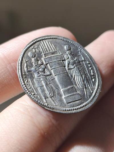 典藏精品！古波斯萨珊帝国瓦赫兰二世（全家福版）版式最多的统治者，以大版本分为全家福、夫妻、国王单独头像、父子不同冠版，此枚为全家福版，最为难得的是此枚币基本肉眼所见无弱打，高点细节俱全，毕业级品相