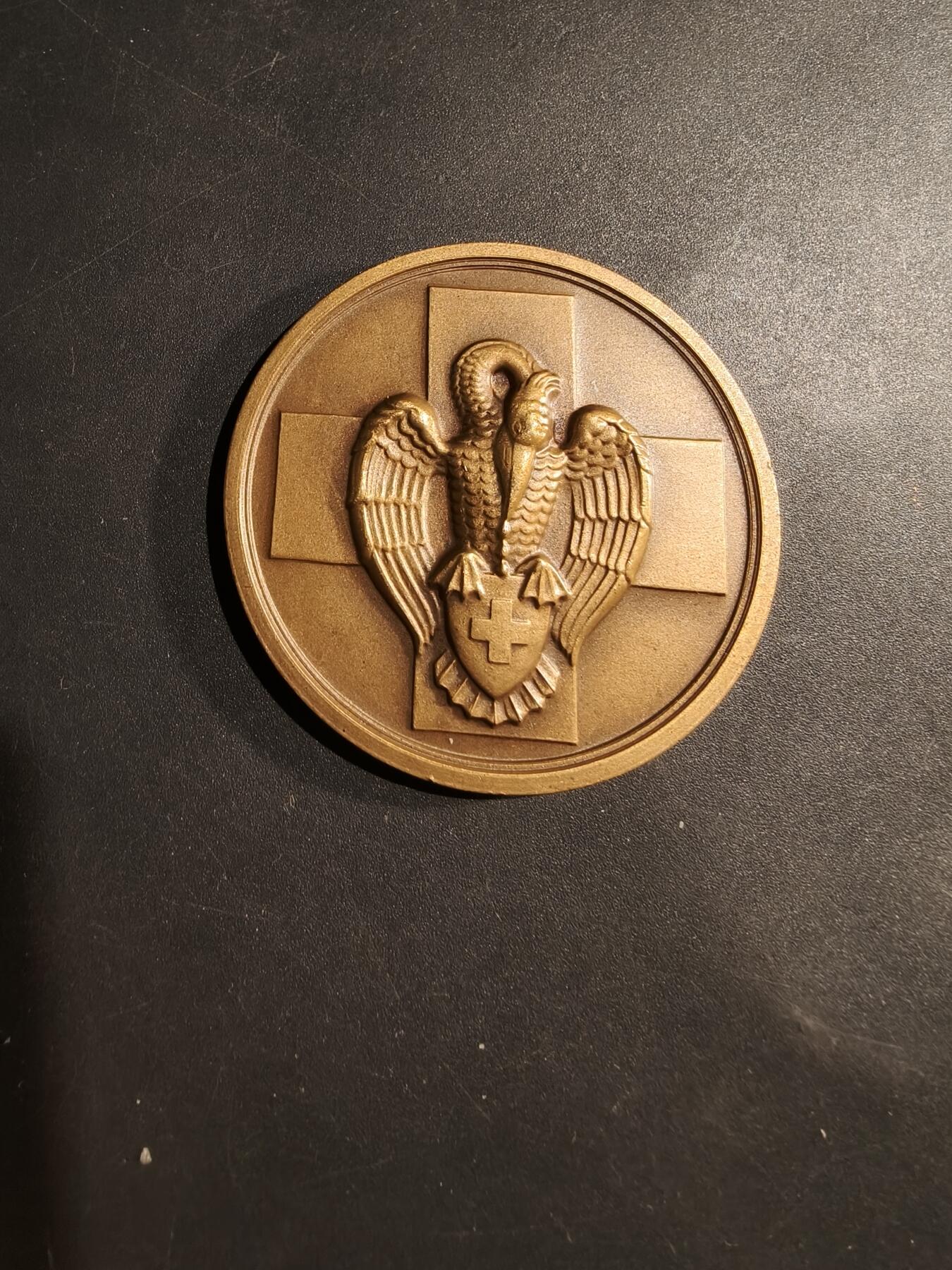 老王徽章第181期 比利时红十字会无偿献血纪念章     原盒    直径50mm    重量46.1g