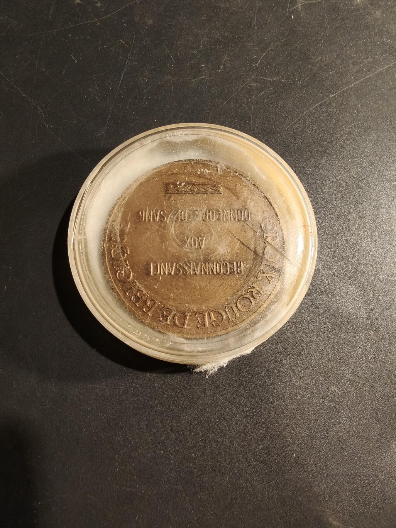 老王徽章第181期 比利时红十字会无偿献血纪念章     原盒    直径50mm    重量46.1g