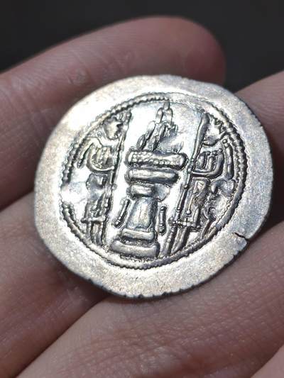 精品！萨珊帝国耶兹格德二世一德拉科马银币，光度非常不错，打制很漂亮，就是稀少的非常漂亮的一般都有各种弱打和缺陷，这个品种这种品相极其难得