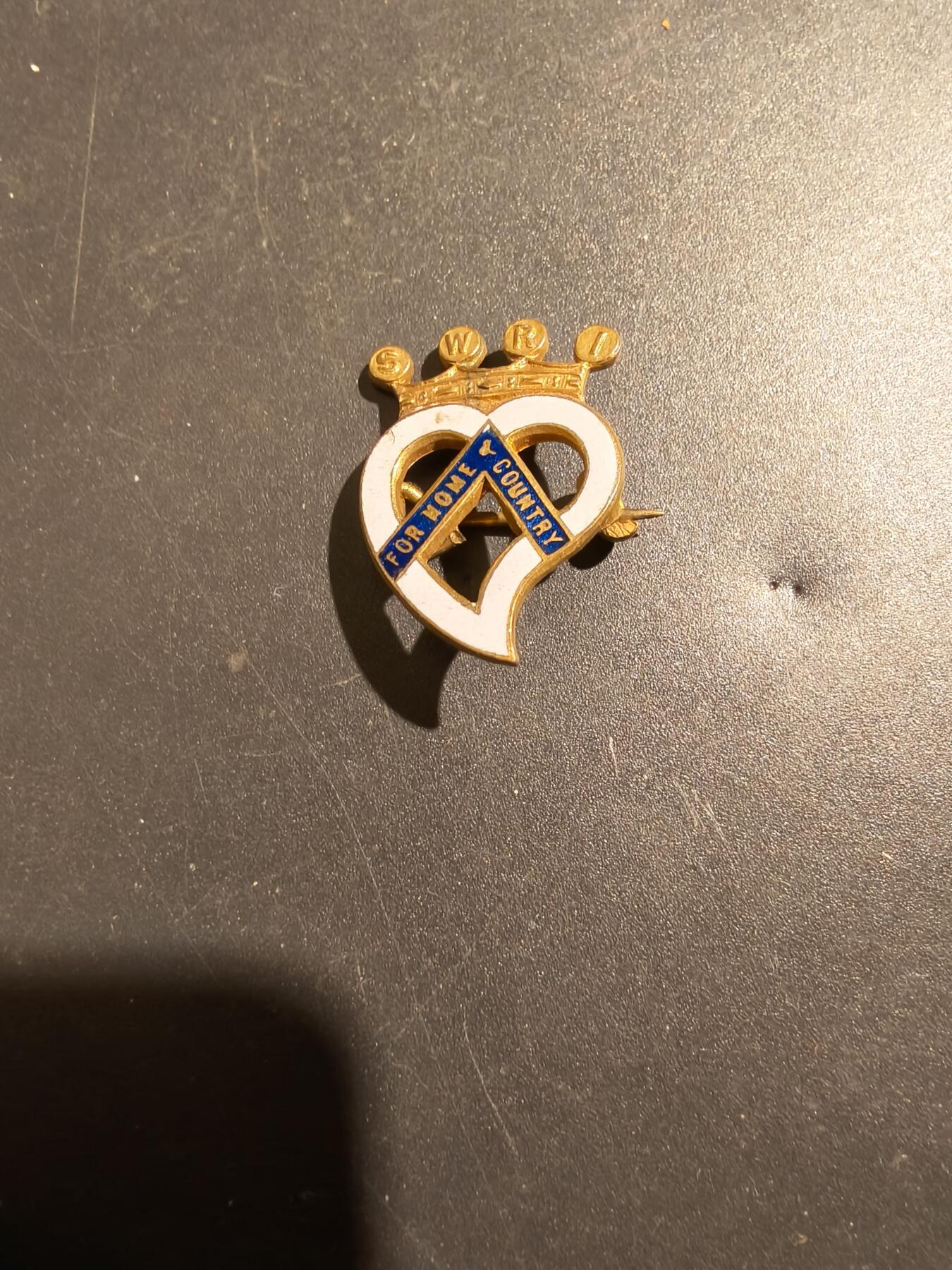 老王徽章第181期 英国皇家女子后备军团证章   二战时期   铜质珐琅