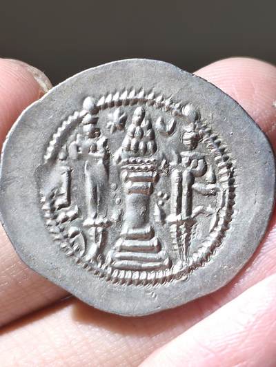 稀少精品！扎马斯普（上飘带版）在位仅两年，版式单一，且存世量稀少，版式以大版本分为上飘带、下飘带版，此枚为上飘带版，高点细节保存完好，实属难得的珍品