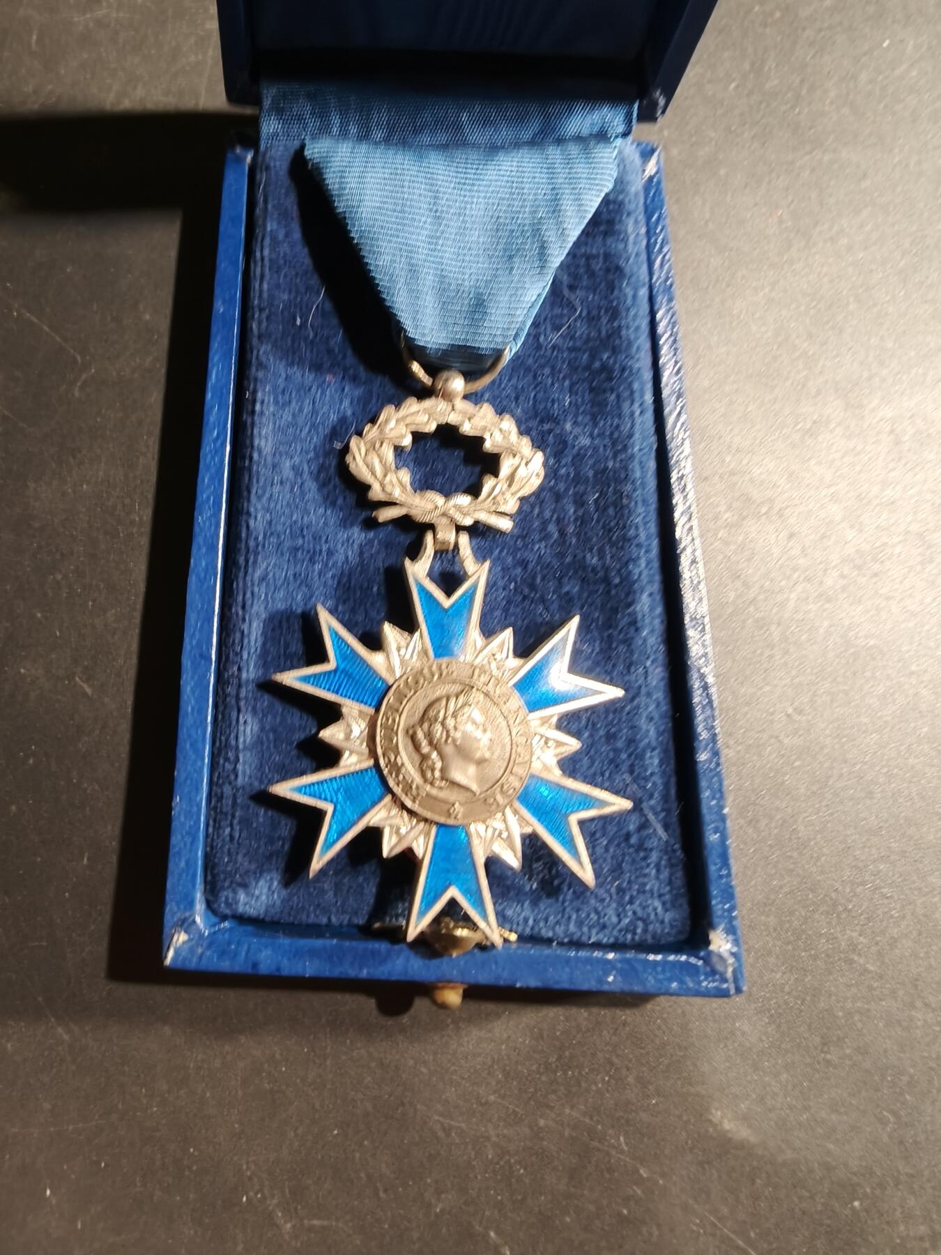 老王徽章第181期 法国骑士级国家功勋勋章    原盒    早期950银质珐琅     25.2g