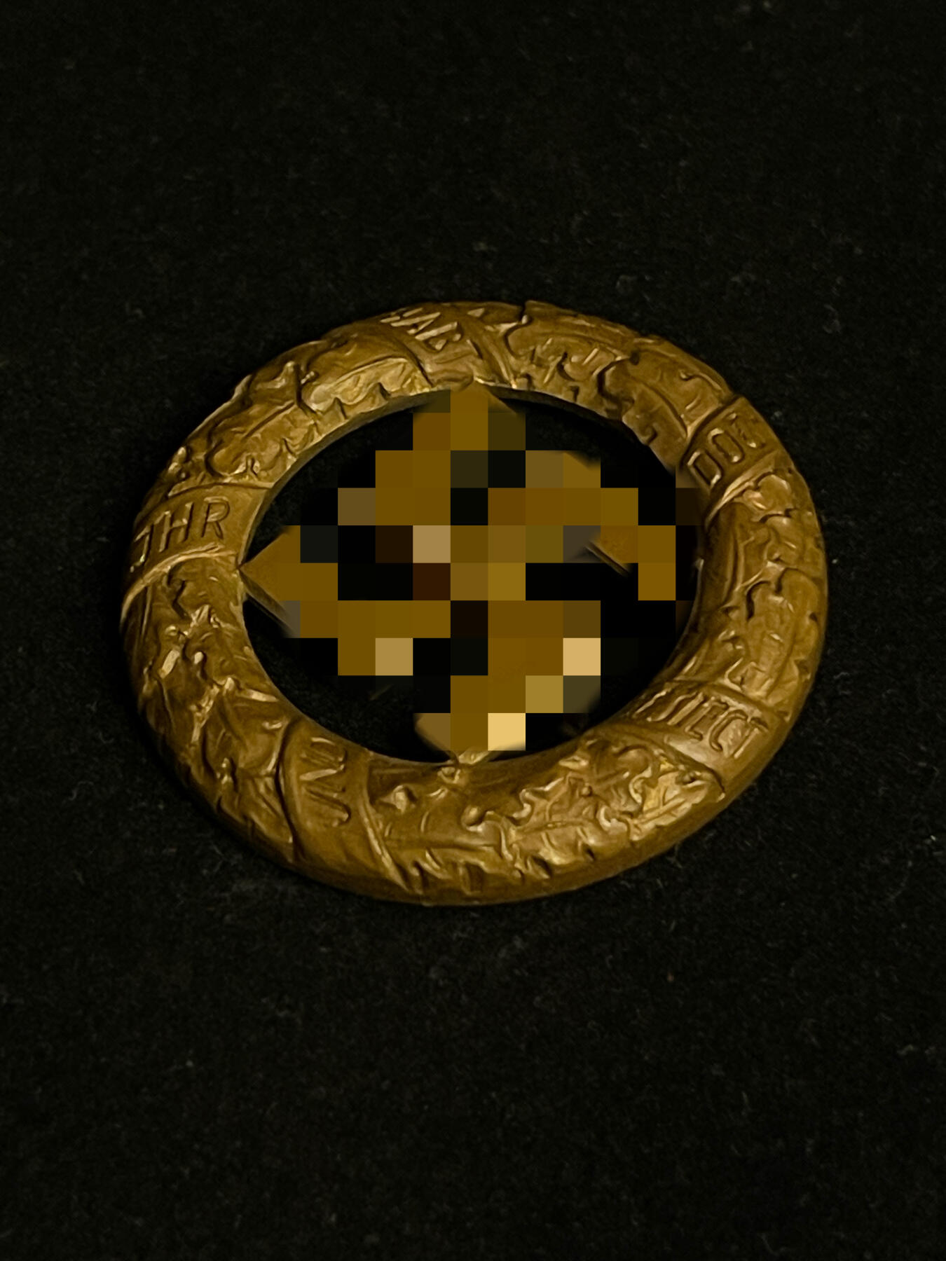 杂勋专场 德国德三NSDAP慕尼黑大区1933年徽章，正面“UND IHR HABT DOCH GESIEGT”铭文（与血章铭文一致，为纪念慕尼黑啤酒馆政变口号），背打DESCHLER & SOHN， MÜNCHEN 9（著名的1厂），罕见，极品，纯铜，直径约3.6厘米，别针原焊，大区是党内划分行政区，大区领袖由画家直接认命，只对画家负责