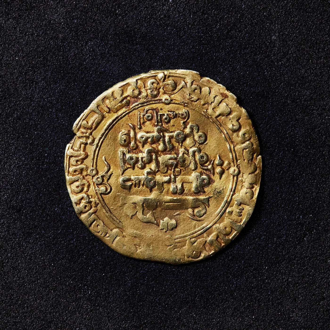 【俄甄集藏】马年新春第一拍 2026年(048)02-25星期三 晚 19:30 全场包邮 伽色尼王朝公元997年-1030年马哈茂德苏丹1第纳尔金币，马哈茂德以武功文治著称，征服北印度、阿富汗、花剌子模和波斯大部分地区，直径：23mm，重量：3.2克，保存完好