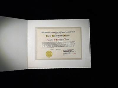 欢庆春节！戎马世界章牌大赏第111期春节大拍 - 美国国家航空航天局（NASA）团队成就奖（Group Achievement Award）证书，授予对象为先驱者6-9项目团队（Pioneer 6-9 Project Team）
