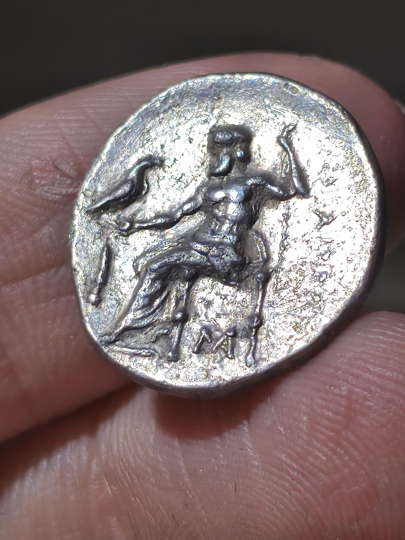 星盘世界钱币二月二十一日初五 世界古典币春节精品大拍 祝各位藏友马年大吉-新年新气象！ 典藏极美品！赫拉克勒斯狮皮1德拉克马银币 腓力三世签名版 前336-323年 小亚细亚地区西部发行 全未流通状态 高细节高浮雕 200+英镑