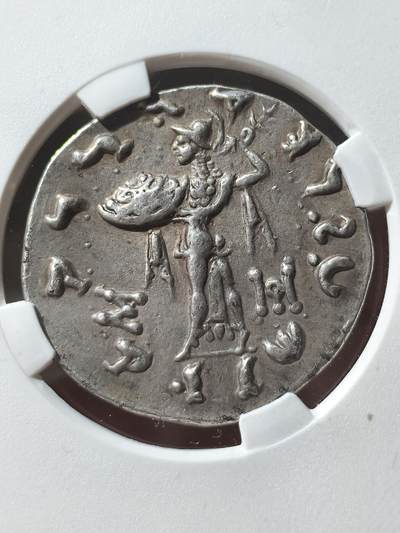 精品典藏！印度希腊佛教护法王之一 - 米南德一世四德拉克马银币，TQG评级xf打制满分，铭文齐全，一步到位的品种，这一枚非常有趣，雅典娜周围有一圈珠圈。非常少见的例子，没有找到同类型的type ，带有一些淡淡的彩色，令人愉悦的包浆