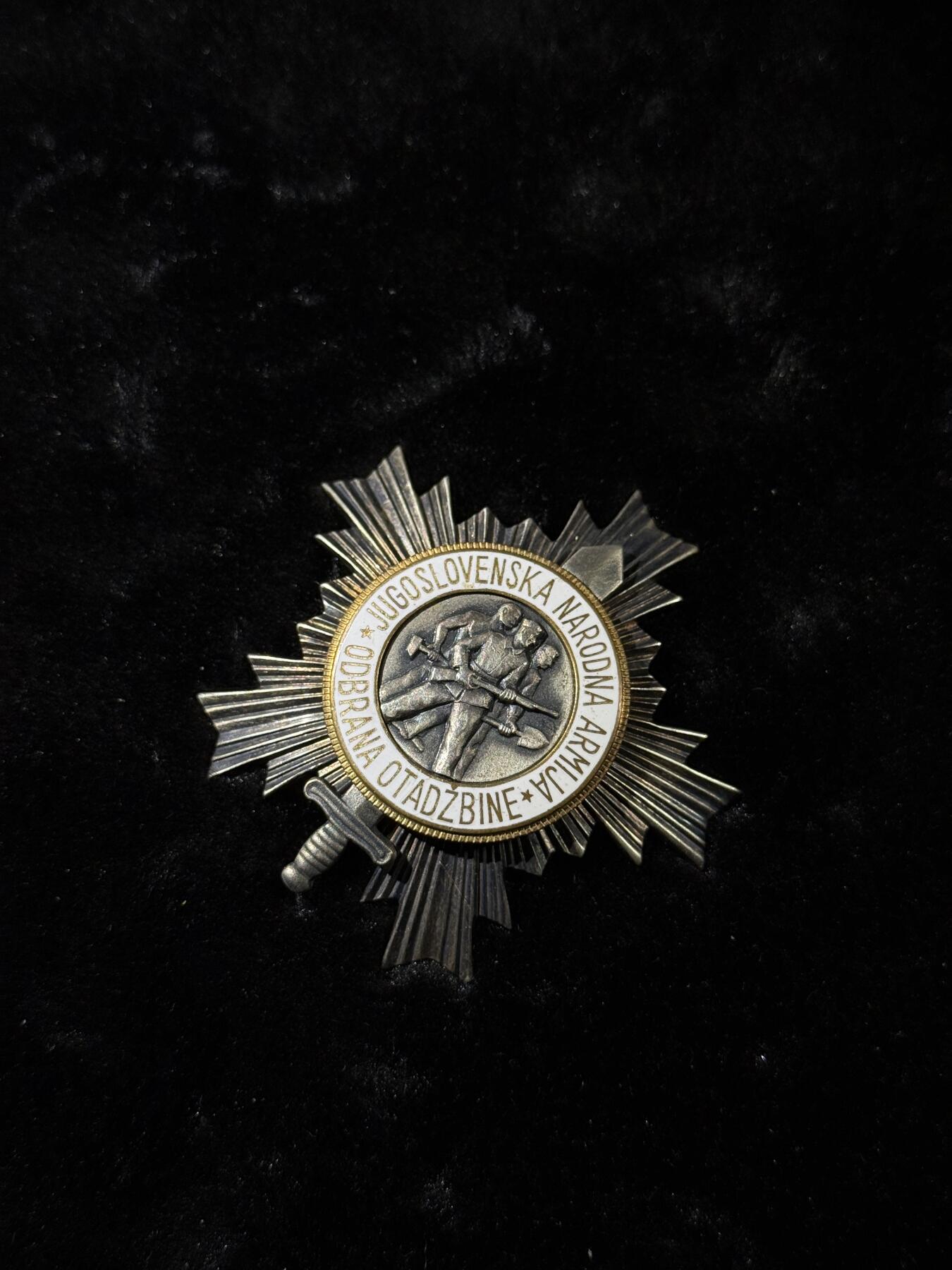 欢庆春节！戎马世界章牌大赏第111期春节大拍 南斯拉夫三级人民军勋章，银制，早期滚边礼盒薄章体版本，盒扣缺失