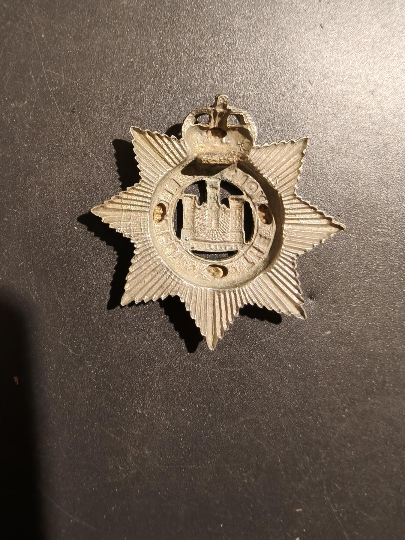 老王徽章第181期 英国德文郡步兵团帽徽     一战时期