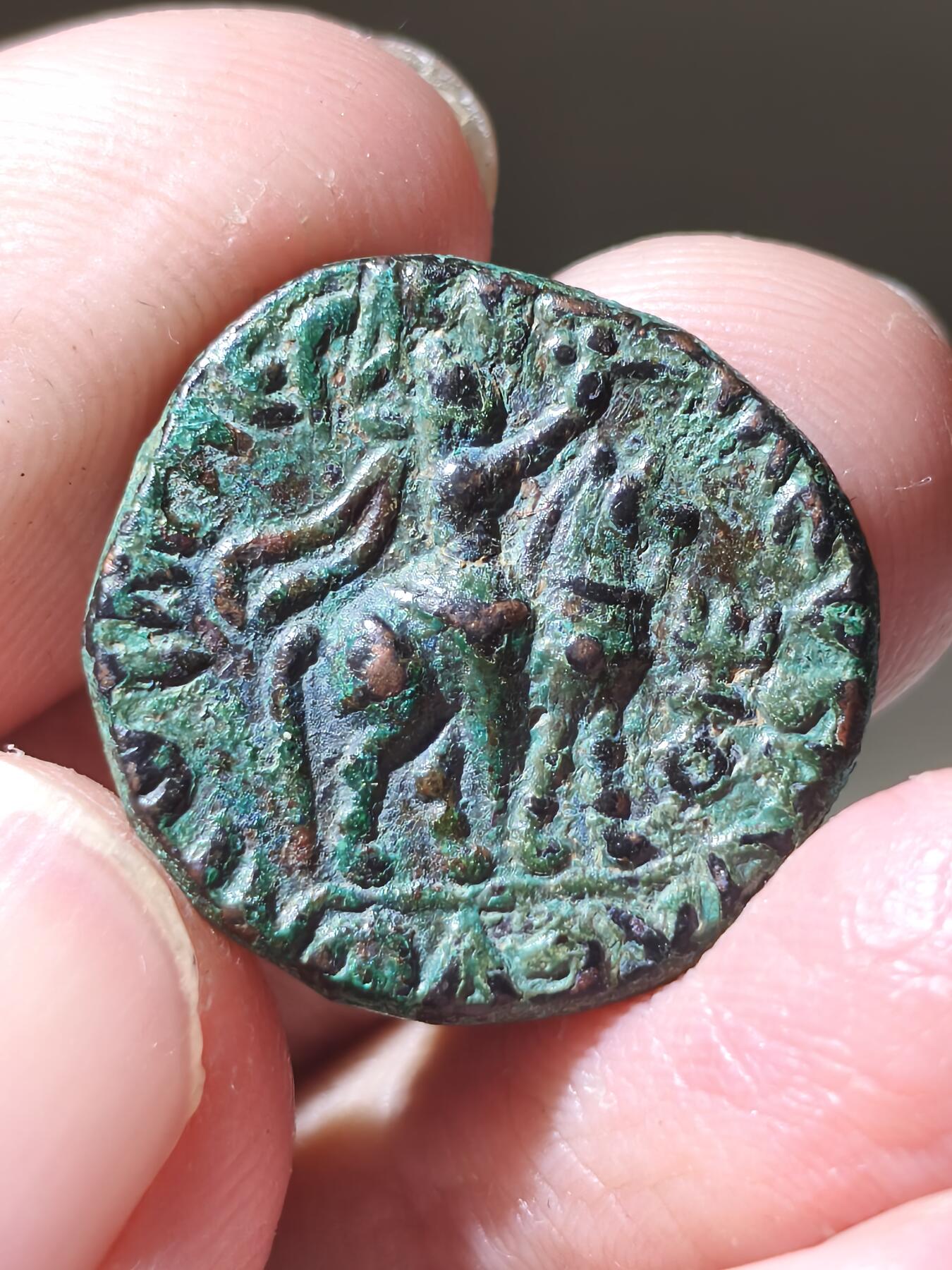 星盘世界钱币二月二十一日初五 世界古典币春节精品大拍 祝各位藏友马年大吉-新年新气象！ 精品！贵霜帝国 - 无名王铜币 仅写有希腊化称谓无人名故为无名王 根据贵霜王表以及时间对比 可能就为威马塔克土 品相非常漂亮，绿色皮壳