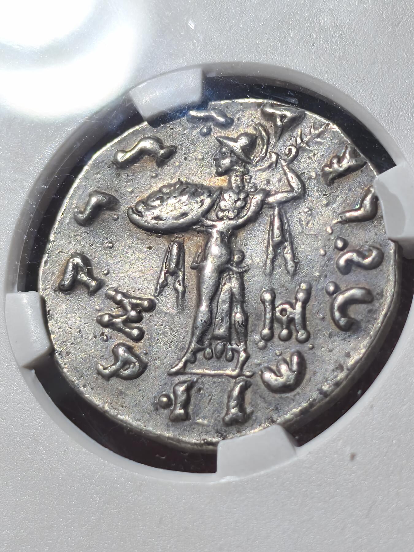 星盘世界钱币二月二十一日初五 世界古典币春节精品大拍 祝各位藏友马年大吉-新年新气象！ 精品典藏！印度希腊佛教护法王之一 - 米南德一世四德拉克马银币，TQG评级xf打制满分，铭文齐全，一步到位的品种，这一枚非常有趣，雅典娜周围有一圈珠圈。非常少见的例子，没有找到同类型的type ，带有一些淡淡的彩色，令人愉悦的包浆