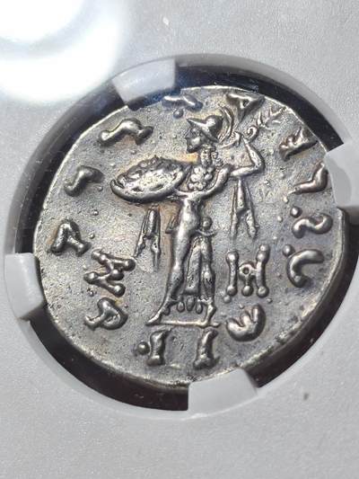 精品典藏！印度希腊佛教护法王之一 - 米南德一世四德拉克马银币，TQG评级xf打制满分，铭文齐全，一步到位的品种，这一枚非常有趣，雅典娜周围有一圈珠圈。非常少见的例子，没有找到同类型的type ，带有一些淡淡的彩色，令人愉悦的包浆