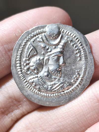 星盘世界钱币二月二十一日初五 世界古典币春节精品大拍 祝各位藏友马年大吉-新年新气象！ - 极品！萨珊帝国瓦赫兰五世德拉克马银币顶级波斯窖藏原坑，原味au未流通品相，这一枚是祭坛左侧带有厂标的版别，比较少见，品相非常漂亮