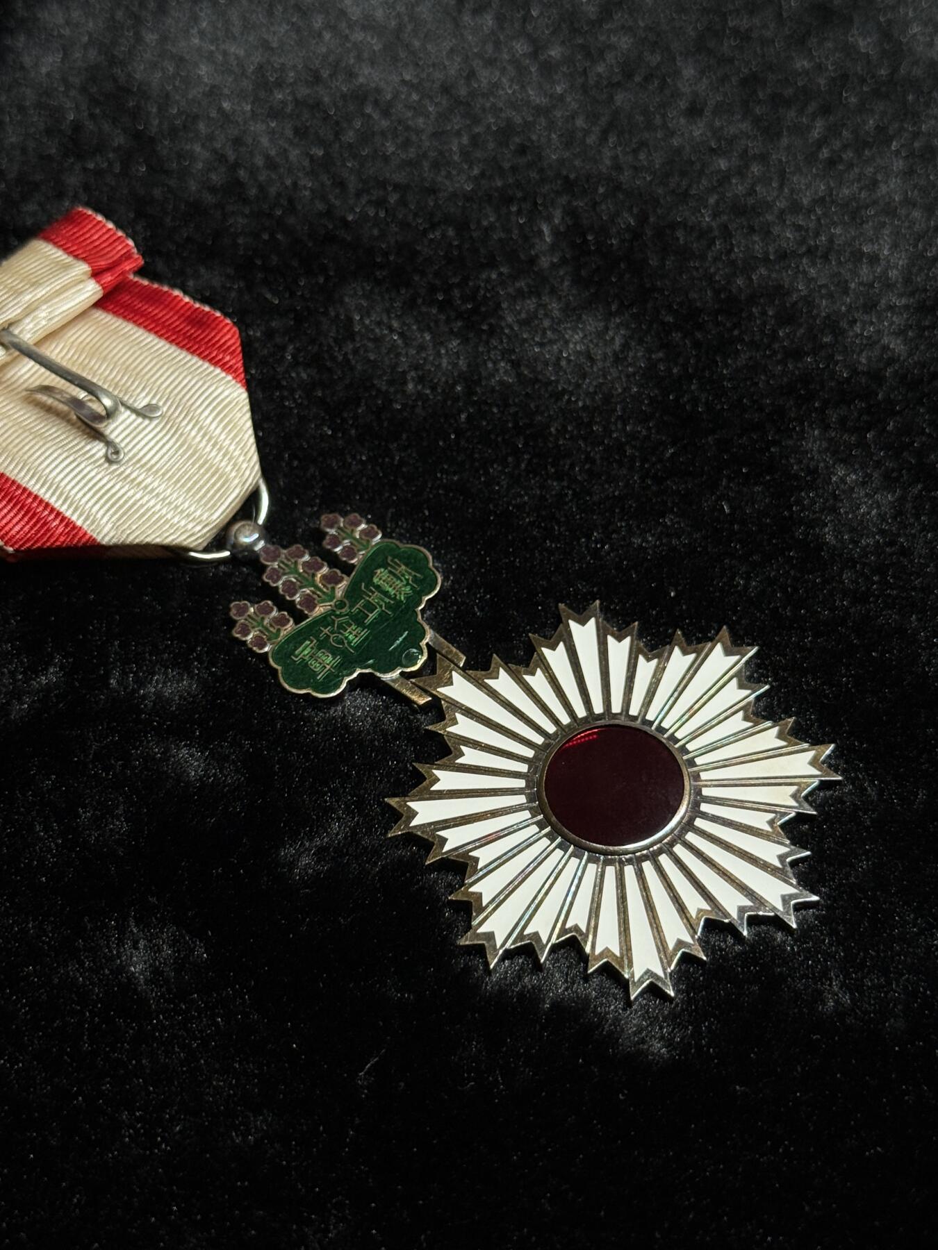 欢庆春节！戎马世界章牌大赏第111期春节大拍 日本勋四等旭日章，银字盒