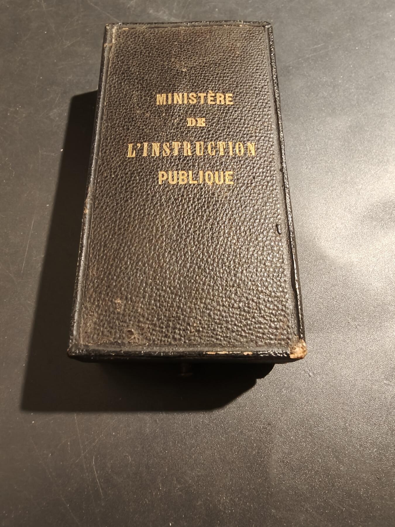 老王徽章第181期 法国军官级棕榈叶勋章    原盒    三共早期珠宝商Kretly制造     野猪头银标     银质镀金珐琅    盒子有点扣不紧