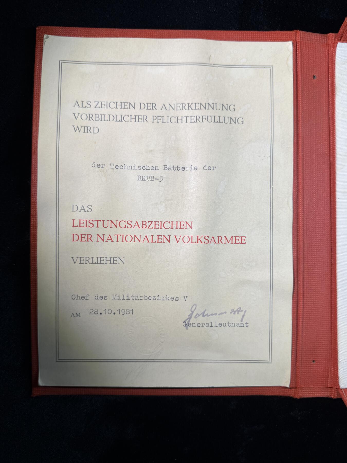 欢庆春节！戎马世界章牌大赏第111期春节大拍 集体版东德国家人民军成就证章 1981年授予第五机动导弹技术基地（BRTB-5）火炮技术中队，由第五军区司令Manfred Gehmert中将签发。