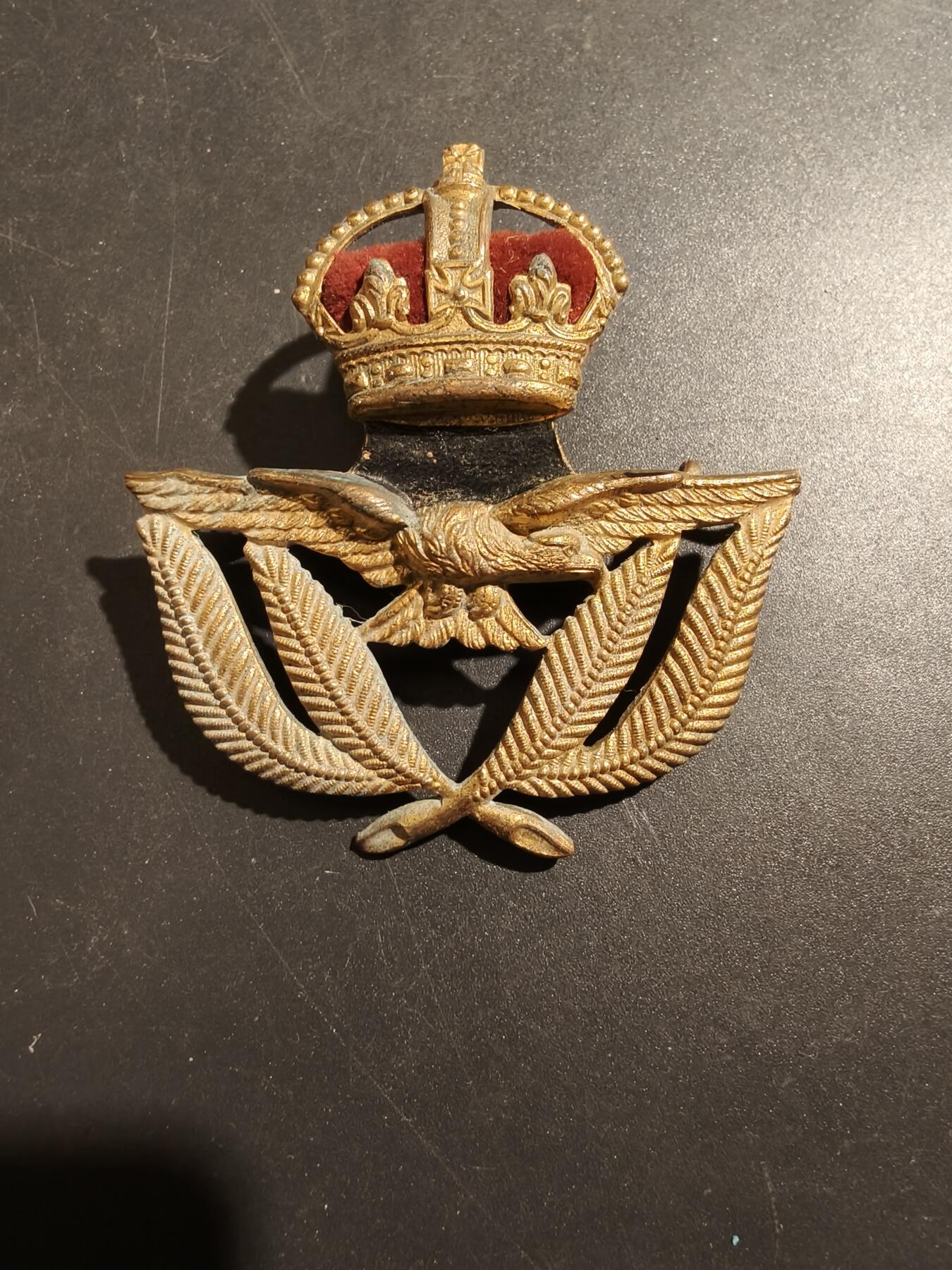老王徽章第181期 英国皇家空军准尉金属帽徽     二战时期