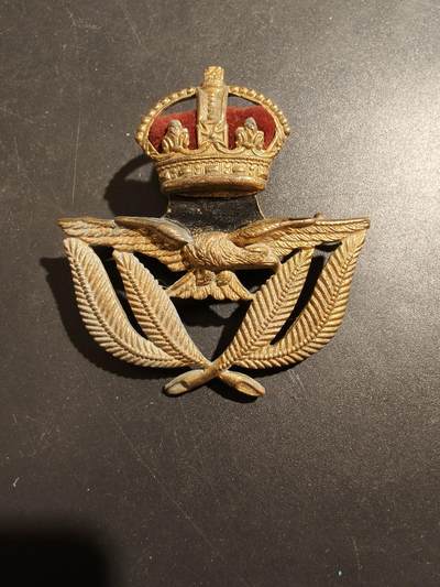 老王徽章第181期 - 英国皇家空军准尉金属帽徽     二战时期