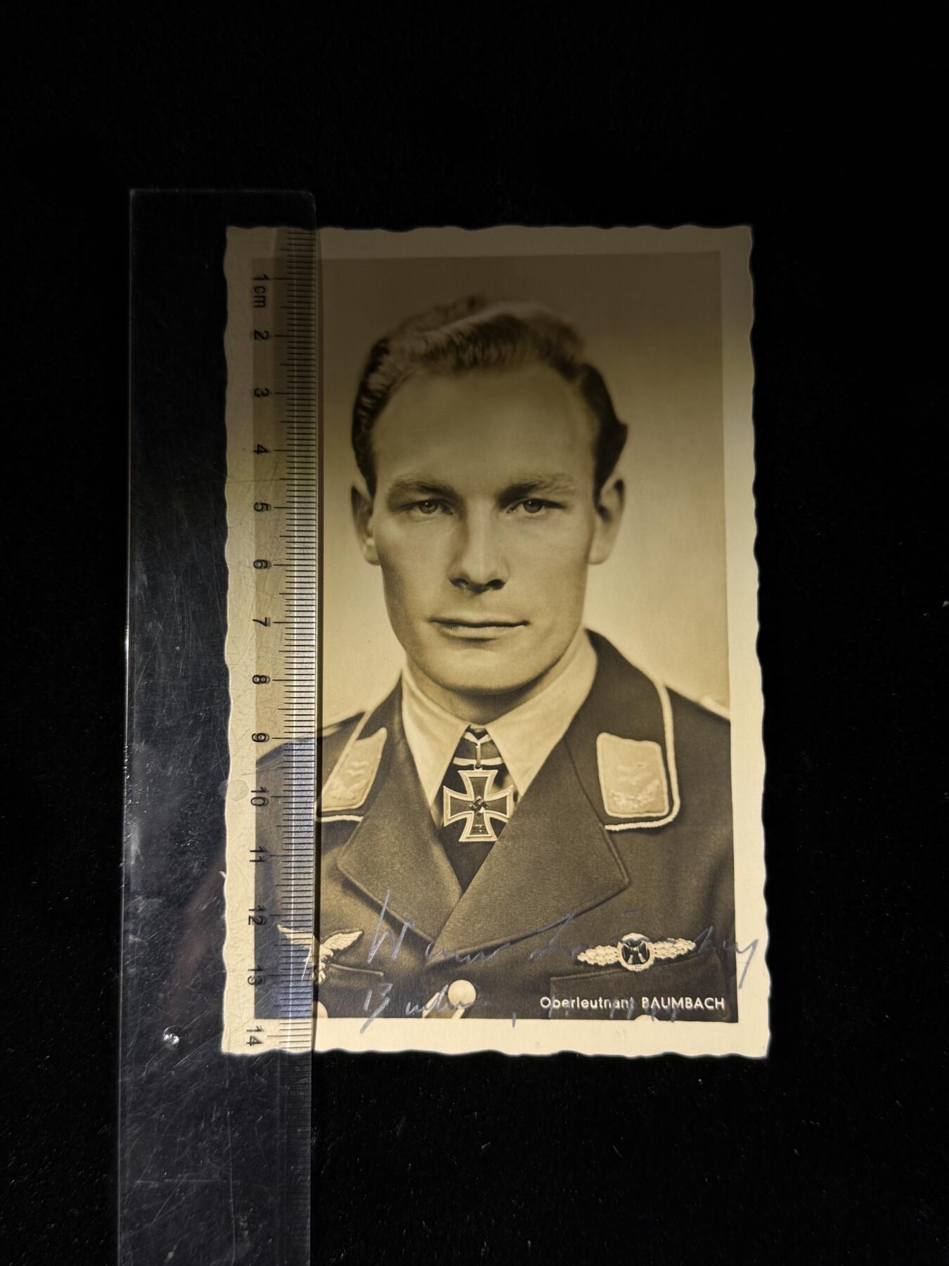 欢庆春节！戎马世界章牌大赏第111期春节大拍 德国二战战时签名照，签字者为第16枚佩剑橡叶骑士铁十字勋章获得者轰炸机飞行员维尔纳·鲍姆巴赫上校