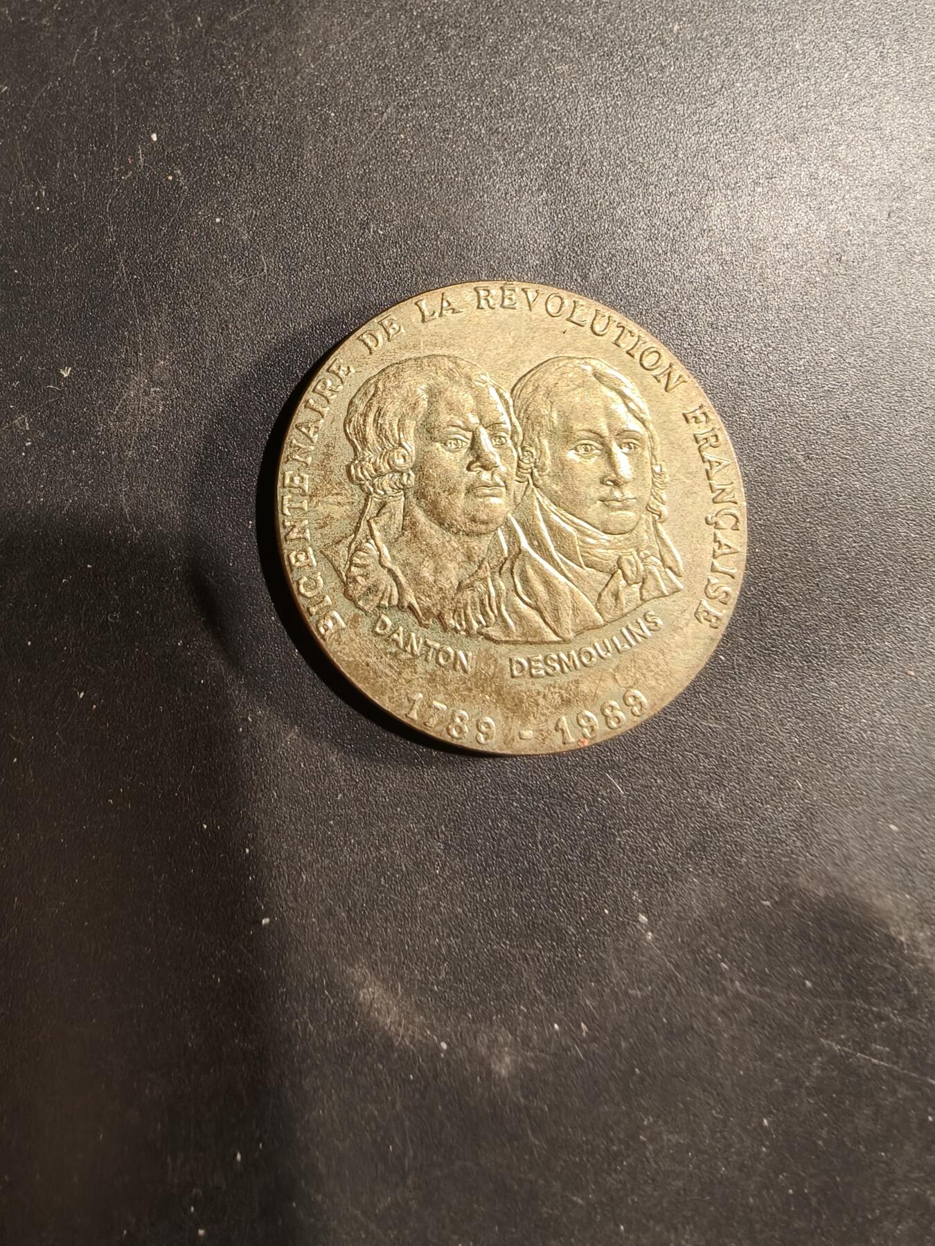 老王徽章第181期 法国大革命200周年纪念章     正面为马拉与埃贝尔头像