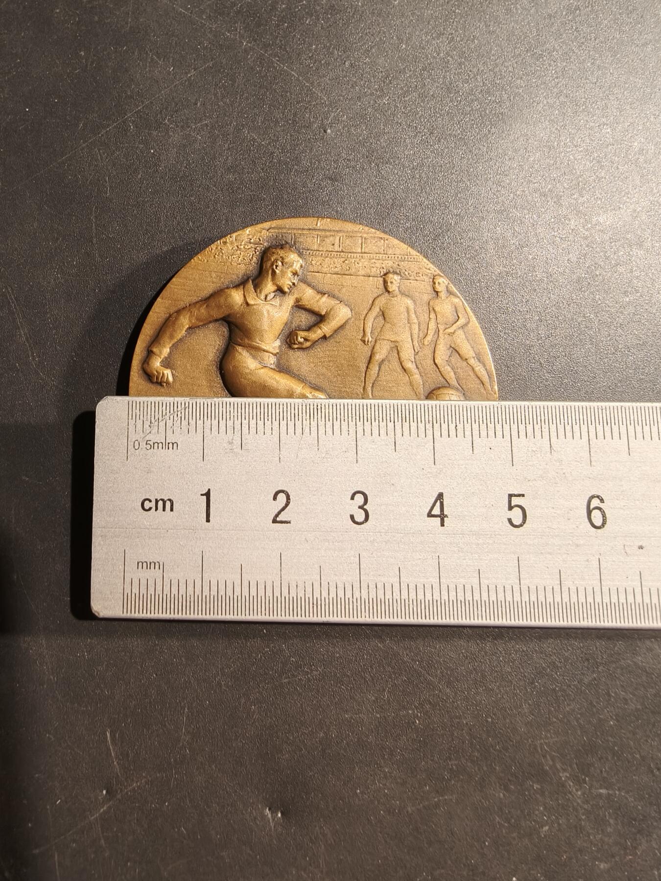 老王徽章第181期 法国足球运动大铜章   原盒     直径50mm    重量61.2g