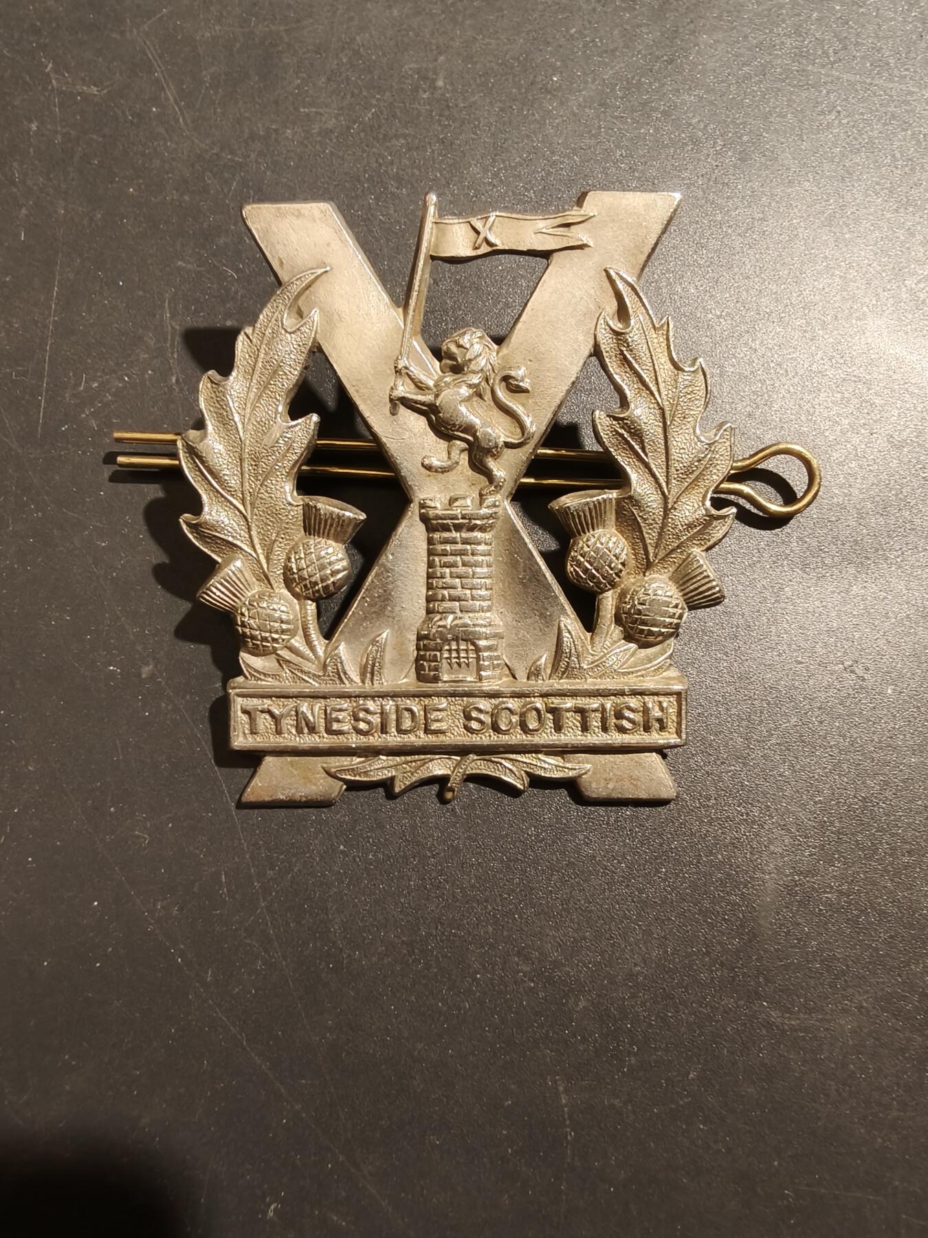 老王徽章第181期 英国泰恩赛德苏格兰人步兵团帽徽    一战时期