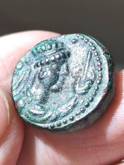 精品！贵霜帝国 - 无名王铜币 仅写有希腊化称谓无人名故为无名王 根据贵霜王表以及时间对比 可能就为威马塔克土 品相非常漂亮，绿色皮壳
