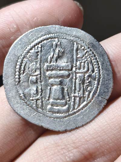 精品！萨珊帝国耶兹格德二世一德拉科马银币，光度非常不错，打制很漂亮，就是稀少的非常漂亮的一般都有各种弱打和缺陷，这个品种这种品相极其难得