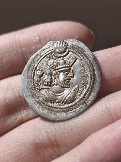 精品！古波斯萨珊帝国 1德拉克马 巴拉什 在位4年，但币是中期里最稀有的一位，版式单一，但存世量稀少，加之好品更是难得，此枚币高点俱佳，虽有流通痕迹，但细节都在，整体包裹着褐色包浆，更添古朴之感，这种极少，这么好的更是极其罕见