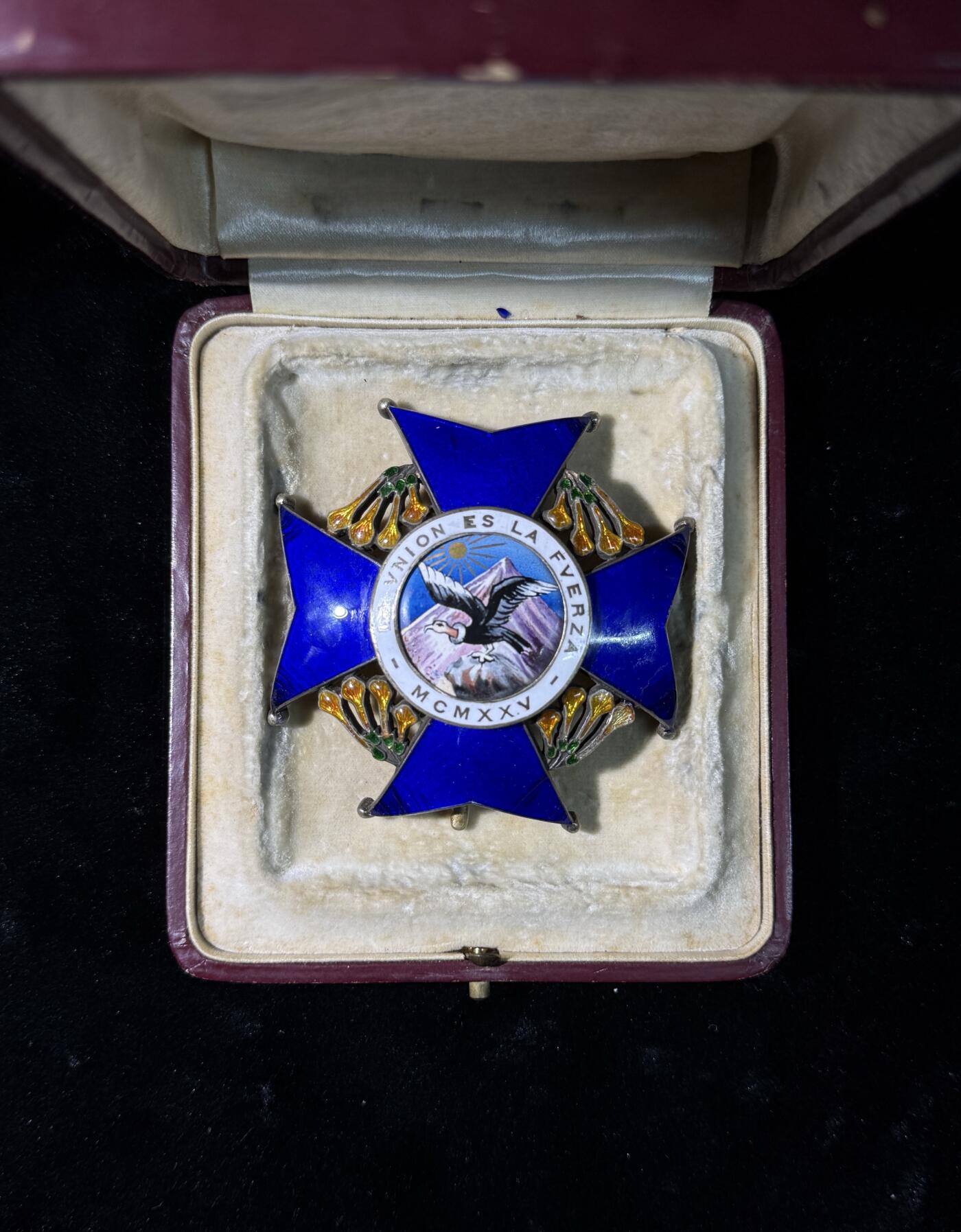 欢庆春节！戎马世界章牌大赏第111期春节大拍 玻利维亚安第斯秃鹫勋章星芒章，银制，法国亚瑟贝特朗制造，珐琅有损