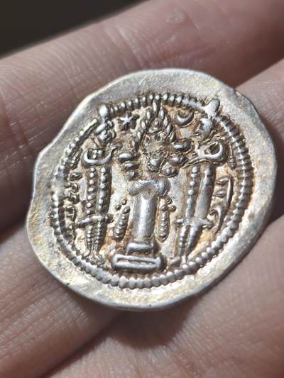 精品！古波斯萨珊帝国 1德拉克马 巴拉什 在位4年，但币是中期里最稀有的一位，版式单一，但存世量稀少，加之好品更是难得，此枚币高点俱佳，虽有流通痕迹，但细节都在，整体包裹着褐色包浆，更添古朴之感，这种极少，这么好的更是极其罕见