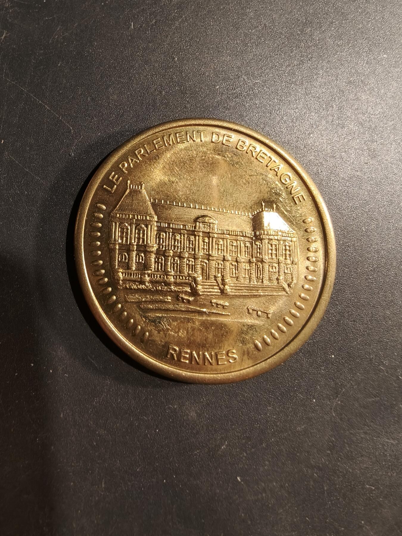 老王徽章第181期 法国布列塔尼议会宫代章     直径45mm    重量39.3g