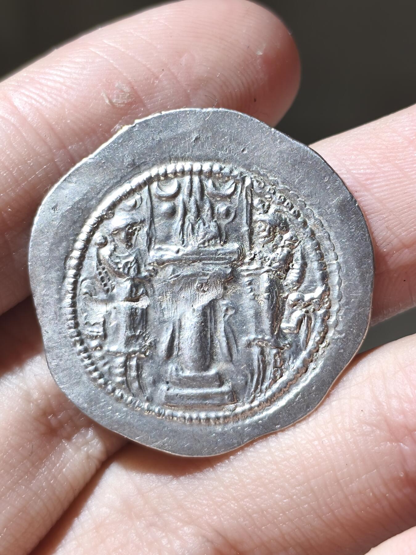 星盘世界钱币二月二十一日初五 世界古典币春节精品大拍 祝各位藏友马年大吉-新年新气象！ 很漂亮的耶兹格德二世银币，这枚有复打现象，祭坛是非常特殊的形状，比较特殊，打制压力非常强，很漂亮