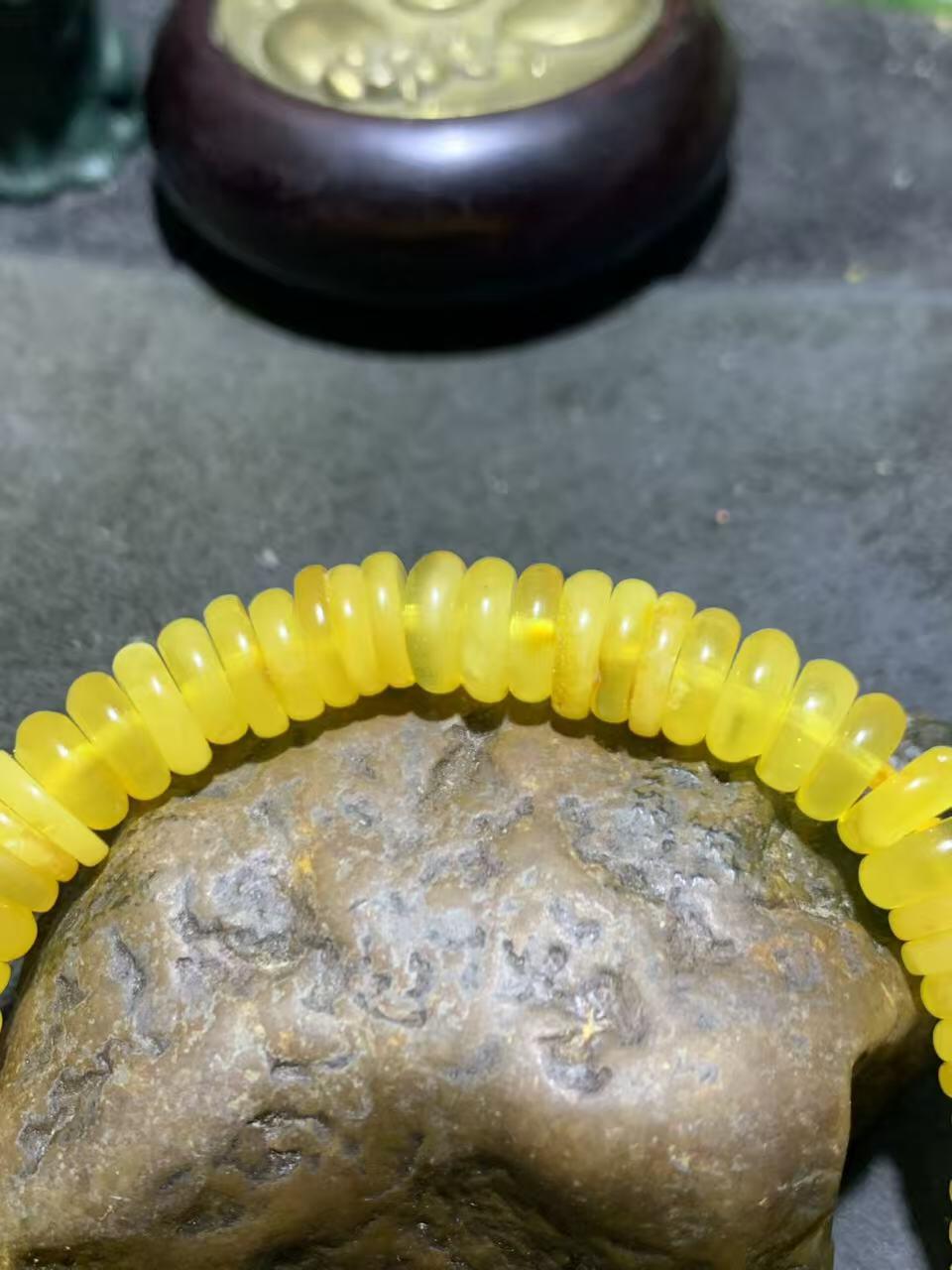 精美天然乌料蜜蜡隔片手串1条！