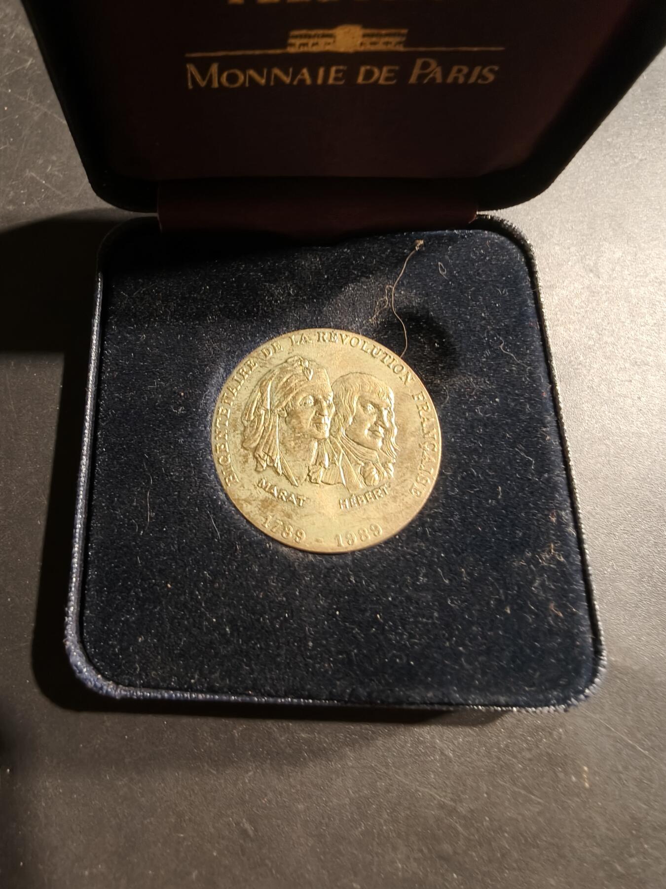 老王徽章第181期 法国大革命200周年纪念章   原盒    正面为马拉和埃贝尔肖像     直径31mm     重量13.1g