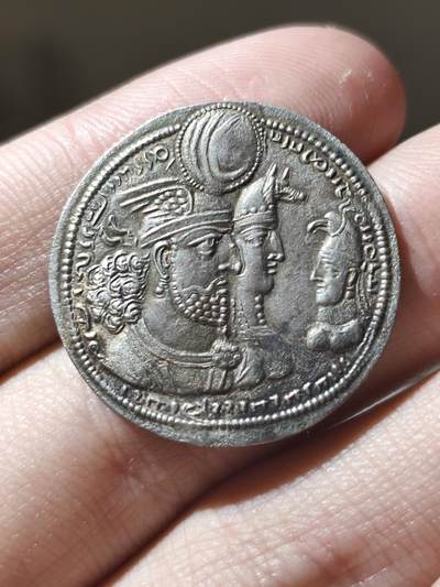 典藏精品！古波斯萨珊帝国瓦赫兰二世（全家福版）版式最多的统治者，以大版本分为全家福、夫妻、国王单独头像、父子不同冠版，此枚为全家福版，最为难得的是此枚币基本肉眼所见无弱打，高点细节俱全，毕业级品相