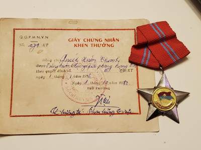 （450件拍品！制服徽章盛宴）罗岚⭐爱藏⭐年前甄选大拍场-店主清仓处理-分享拍场额外现金红包（实体经营） - 北越胡志明越共越战时期二级解放战士勋章实发带证 镀银彩光品相极好