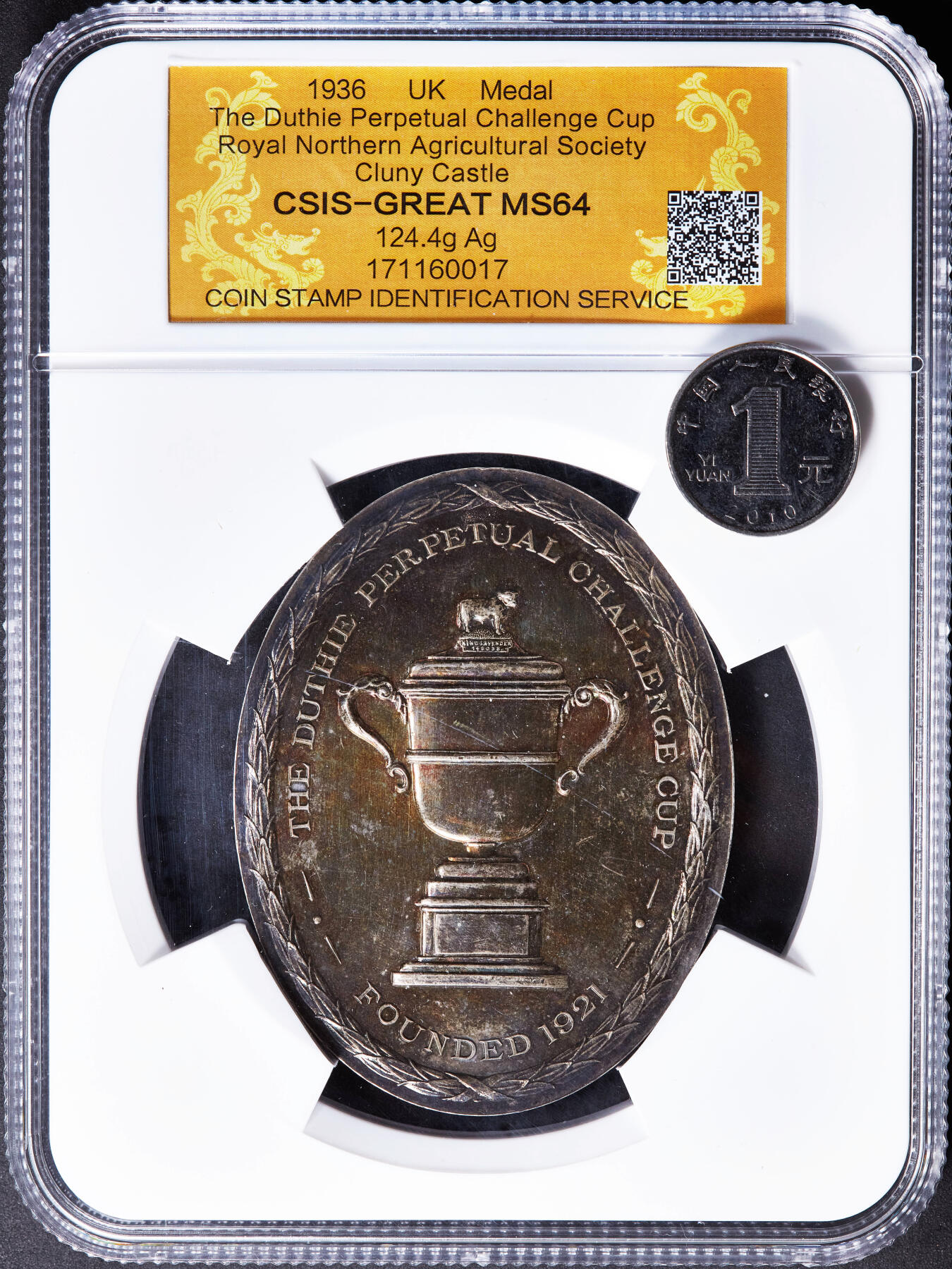 【俄甄集藏】马年新春第一拍 2026年(048)02-25星期三 晚 19:30 全场包邮 英国1936年苏格兰皇家北方农业协会-畜牧业“杜西永久挑战杯”椭圆形大银章，信泰 MS64，尺寸：83mm×65mm，重124.4克，授予苏格兰阿伯丁郡的查尔斯·亚历山大·戈登，五彩老包浆，划痕为外盒上的