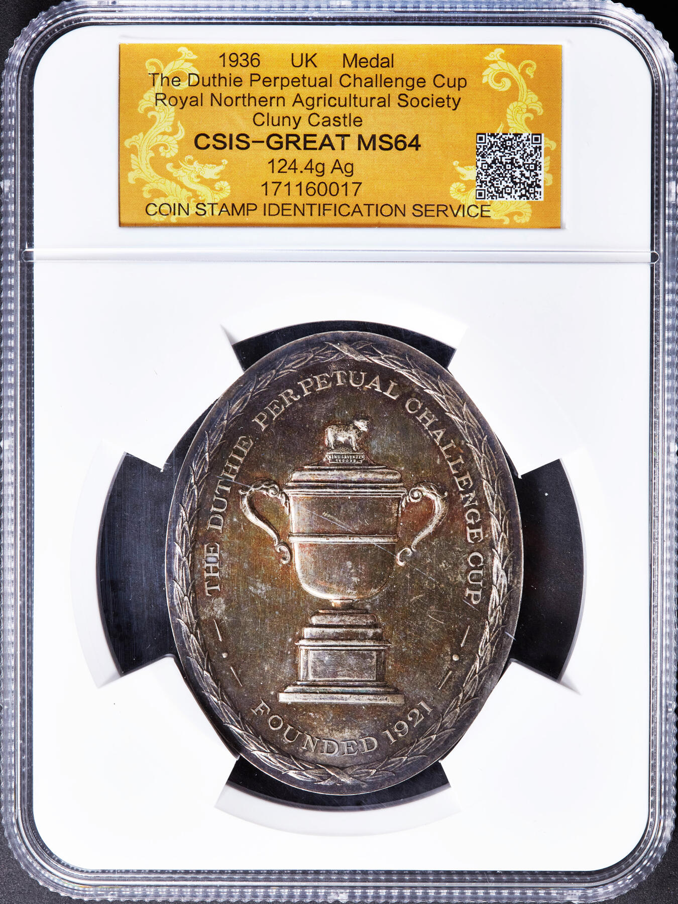 【俄甄集藏】马年新春第一拍 2026年(048)02-25星期三 晚 19:30 全场包邮 英国1936年苏格兰皇家北方农业协会-畜牧业“杜西永久挑战杯”椭圆形大银章，信泰 MS64，尺寸：83mm×65mm，重124.4克，授予苏格兰阿伯丁郡的查尔斯·亚历山大·戈登，五彩老包浆，划痕为外盒上的