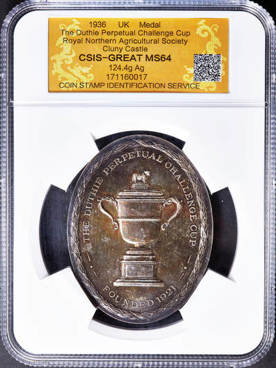 【俄甄集藏】马年新春第一拍 2026年(048)02-25星期三 晚 19:30 全场包邮 - 英国1936年苏格兰皇家北方农业协会-畜牧业“杜西永久挑战杯”椭圆形大银章，信泰 MS64，尺寸：83mm×65mm，重124.4克，925银，授予苏格兰阿伯丁郡的查尔斯·亚历山大·戈登，五彩老包浆，划痕为外盒上的