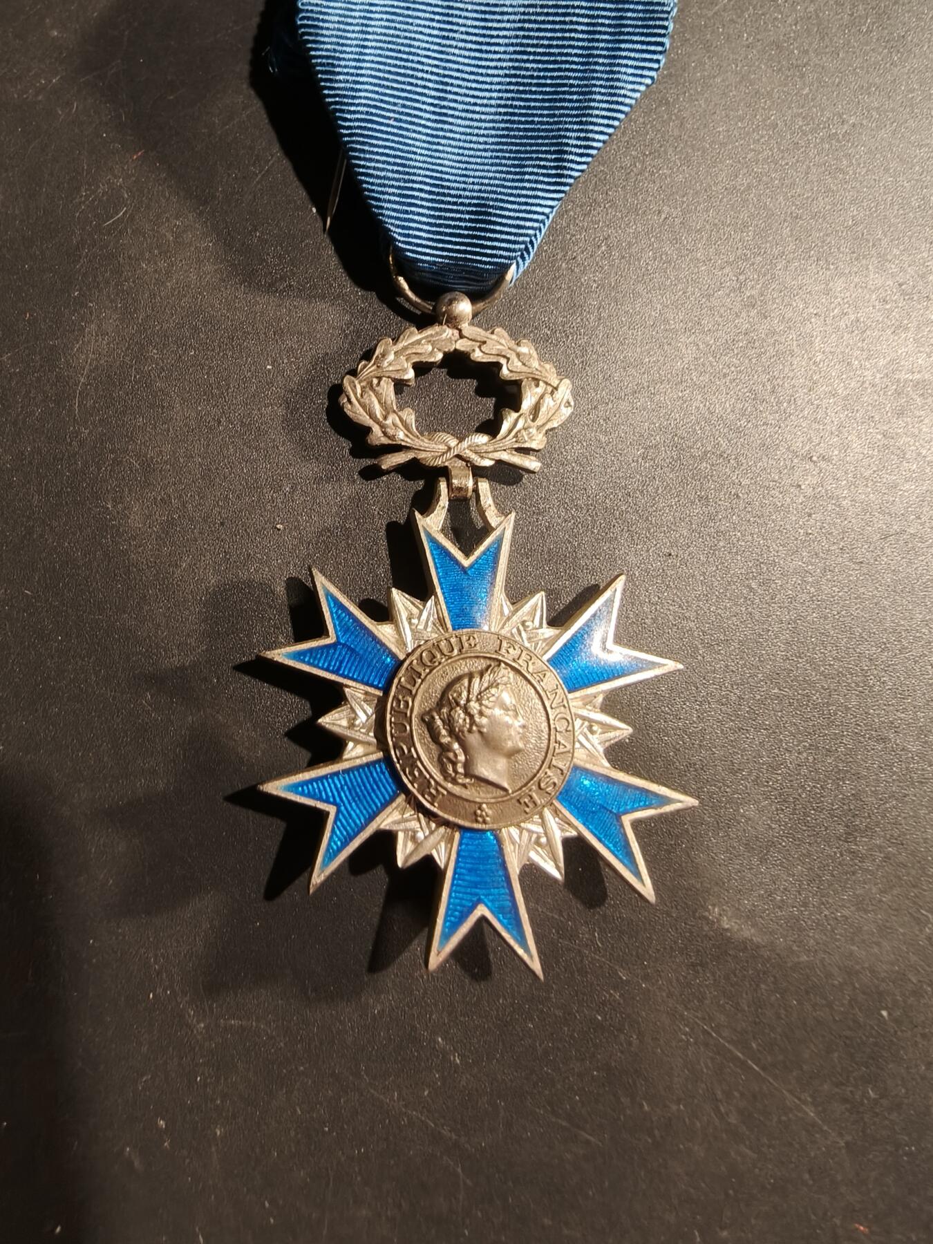 老王徽章第181期 法国骑士级国家功勋勋章    原盒    早期950银质珐琅     25.2g