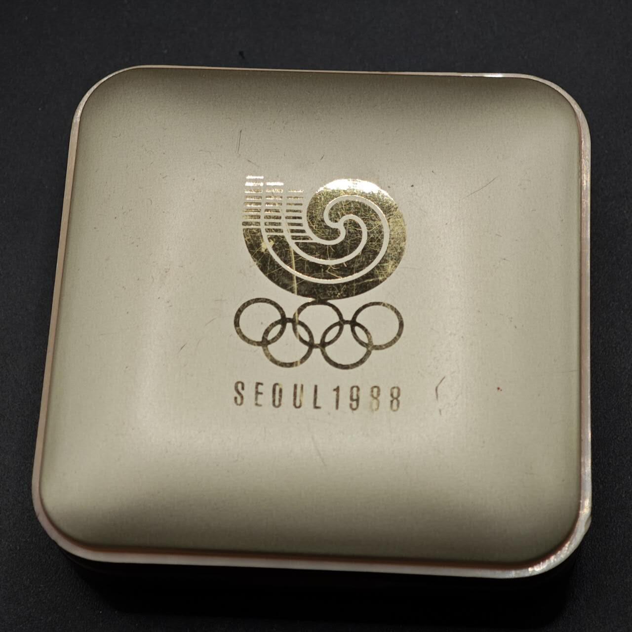 【淘币小摊】实时拍第八百七十拍   银币套币场    年前最后一场周一预留全部发出 本场无中意拍品可私信周日发货请更换最新收货地址不方便收货的请勿参拍或者顺丰到付 韩国1986年5000韩元普制银币 汉城奥运会-拔河 16.81克925银 盒证全