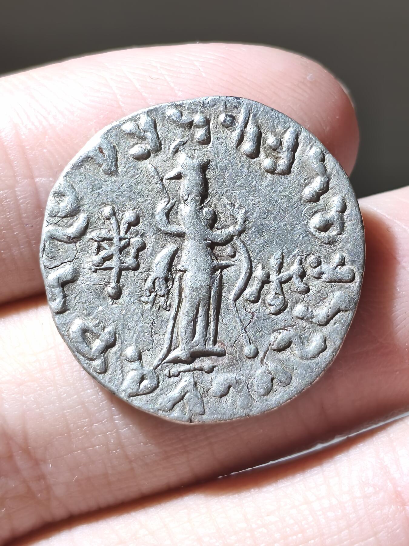 星盘世界钱币二月二十一日初五 世界古典币春节精品大拍 祝各位藏友马年大吉-新年新气象！ 精品印度塞克阿泽斯二世四德拉克马银币，正面是国王骑马形象背面是雅典娜手持长矛，铭文清晰，品相漂亮，目前国外价格此品相已达到150欧元以上