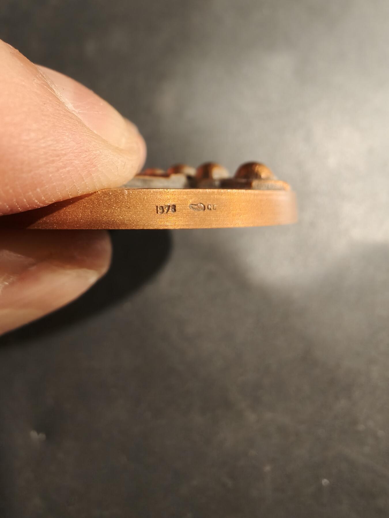 老王徽章第181期 法国克拉玛尔市大铜章    高浮雕     直径50mm     重量82.1g