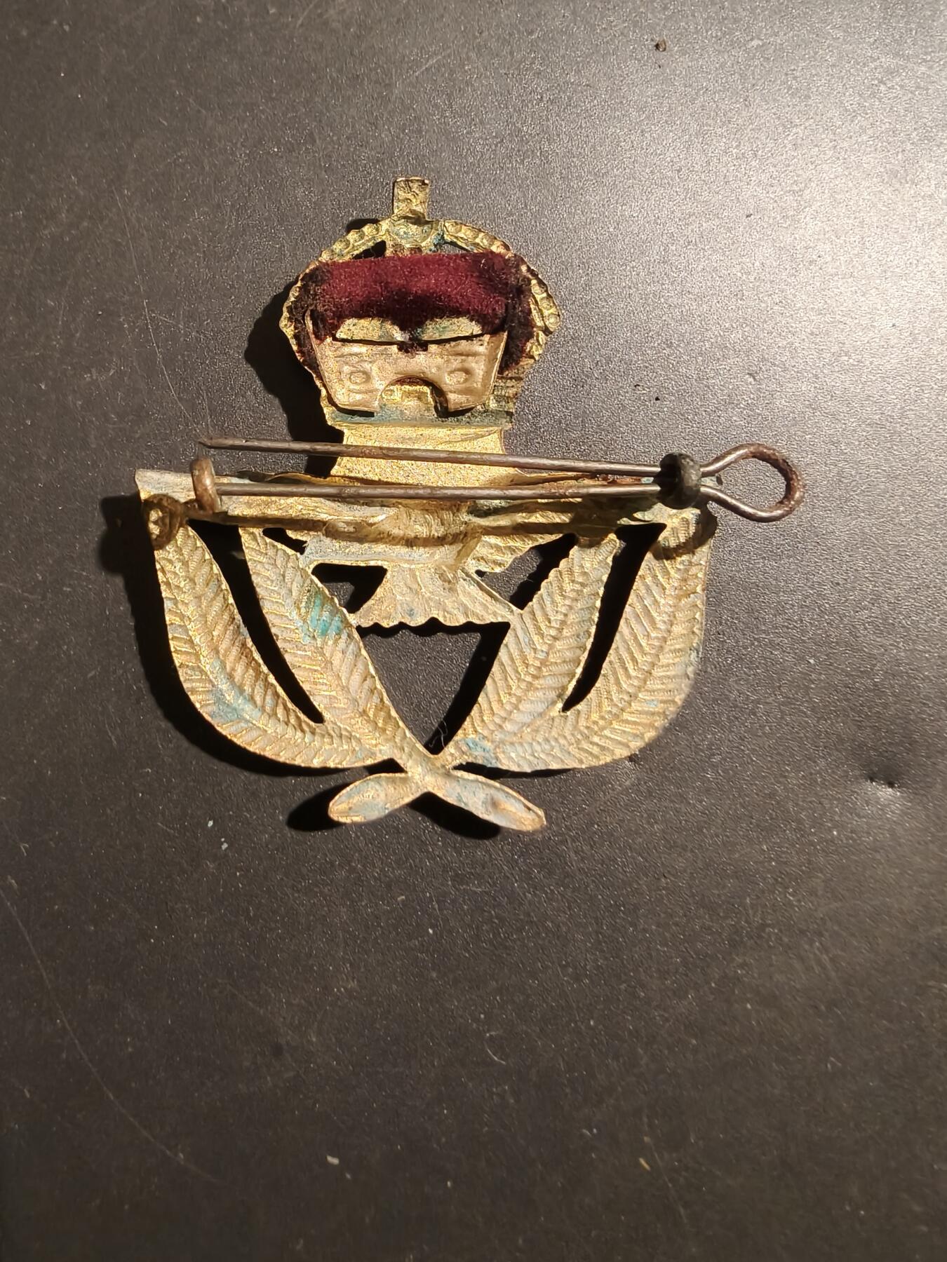 老王徽章第181期 英国皇家空军士官大檐帽帽徽    金属版    二战时期