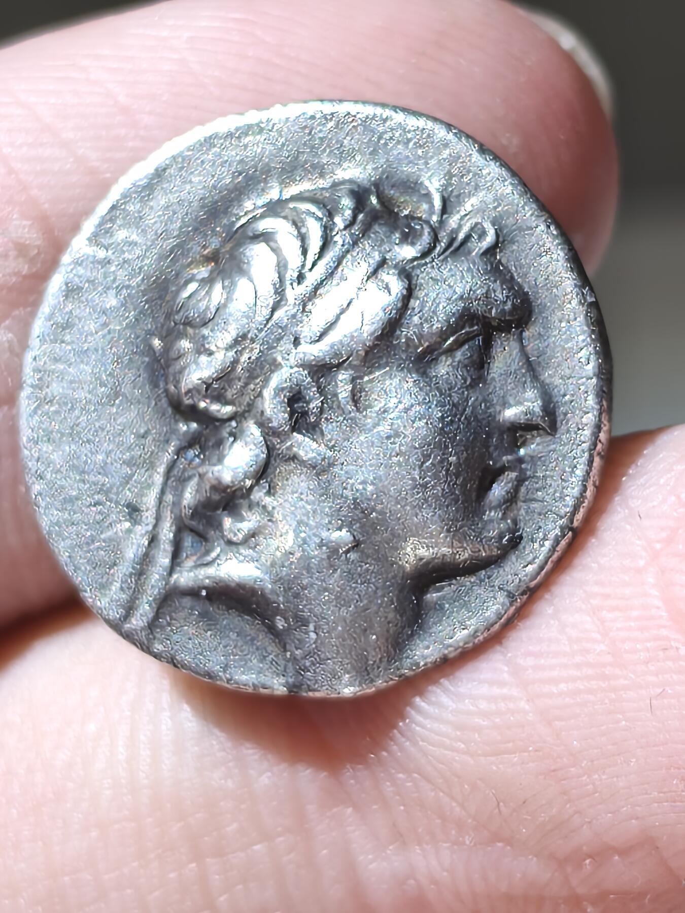 星盘世界钱币二月二十一日初五 世界古典币春节精品大拍 祝各位藏友马年大吉-新年新气象！ 高浮雕美品！卡帕多西亚-阿里阿拉特斯5世 1德拉克马银币 约前131年 背面雅典娜站像 底下写有纪年 他是卡帕多西亚雄主之一 尺寸大质量高